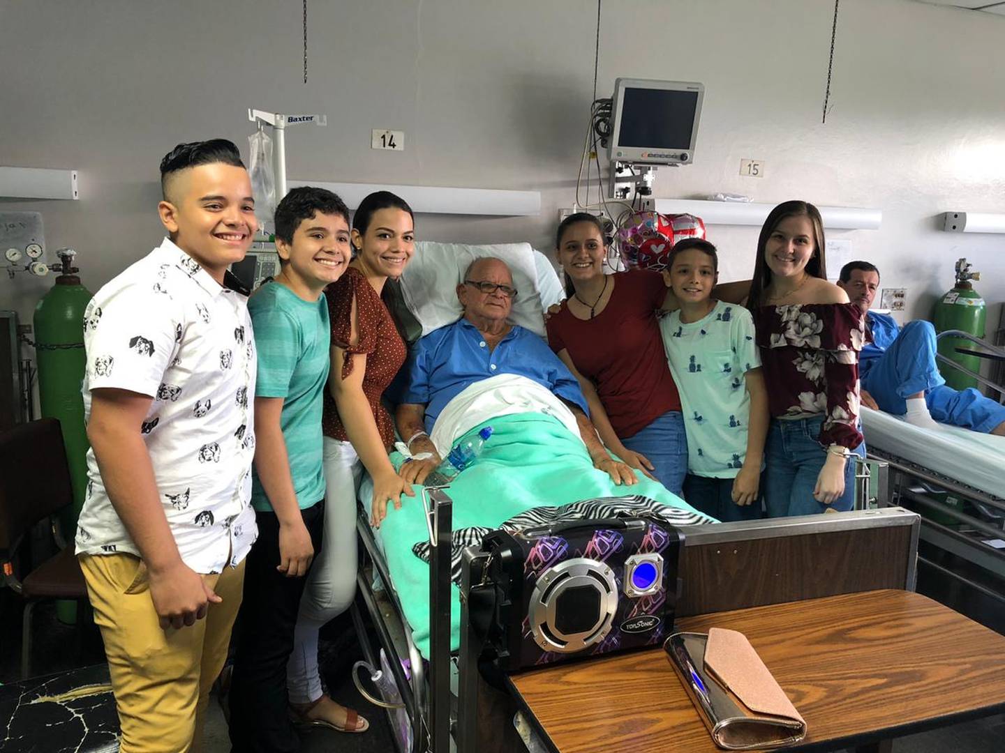 A don Bolívar Chacón Cabezas le celebraron sus 86 años en el hospital de  San Carlos