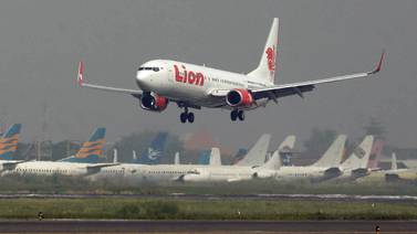 Avión se estrella en mar de Indonesia con 189 pasajeros