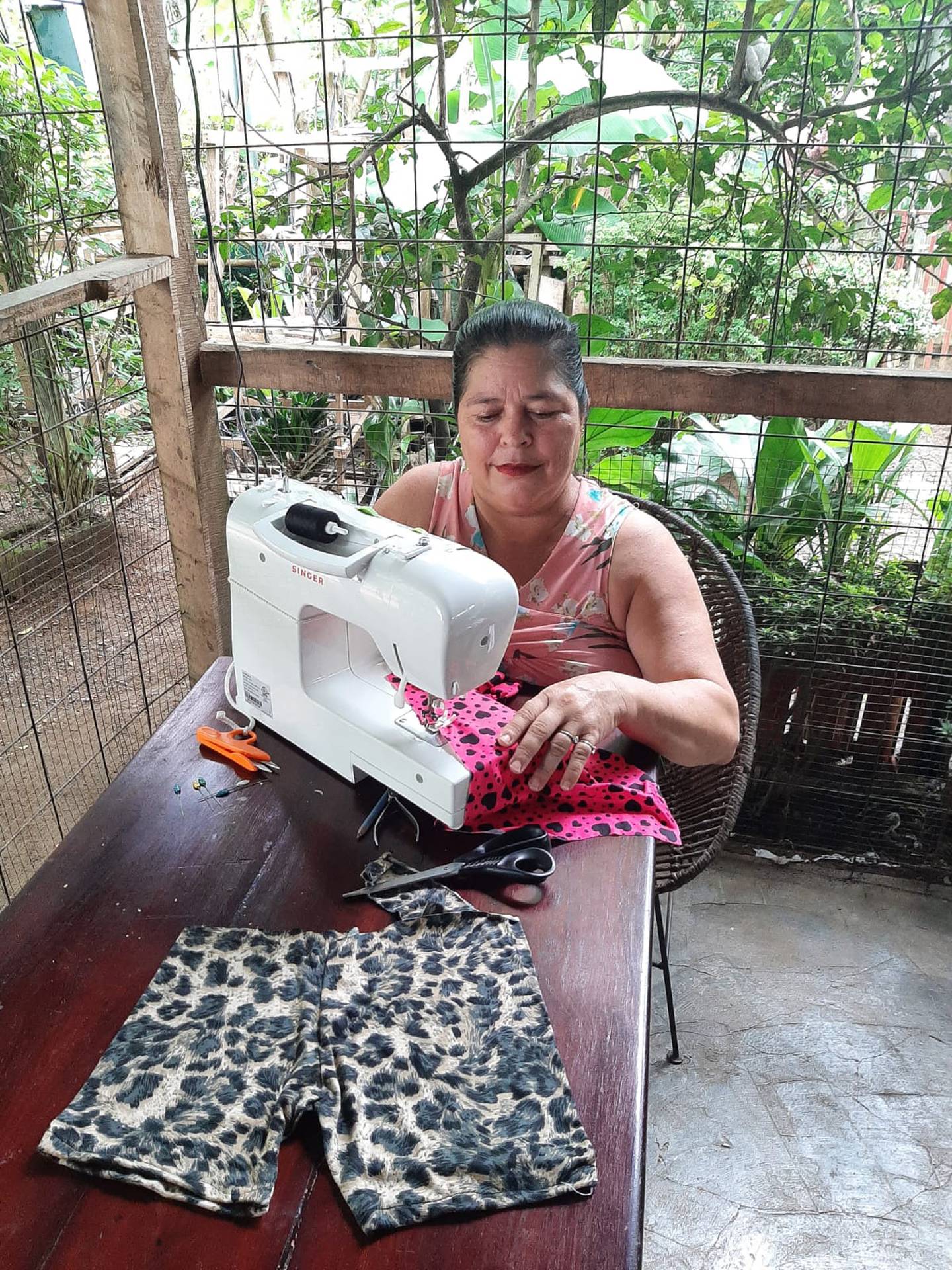 Entre costuras. Así se llama el programa que enseña a hombres y mujeres a coser, en la Fundación Sifais, sede Pacífico Central. En la foto, Sonia Alvarado Mesén.