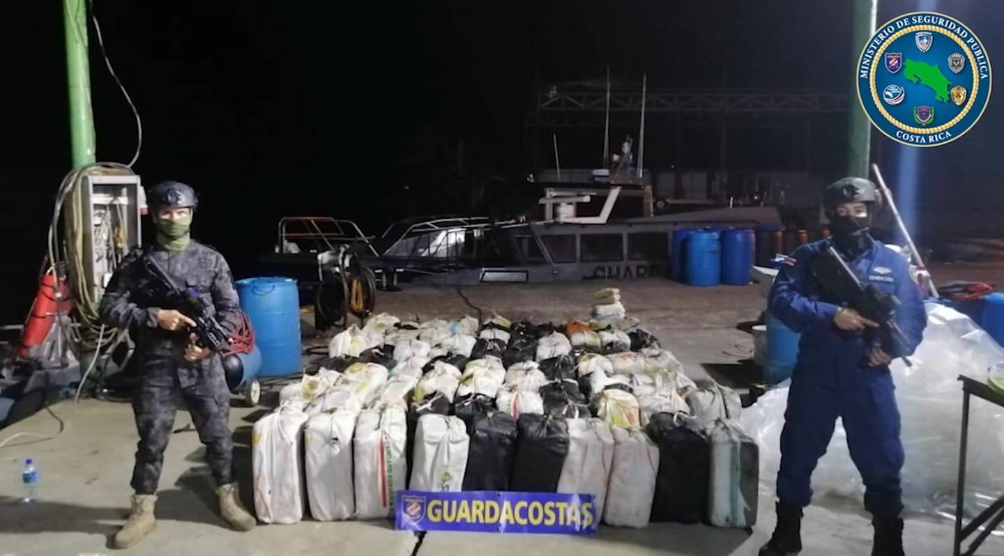 Autoridades decomisan 2,7 toneladas de cocaína al detener dos lanchas en el Caribe. Foto MSP.
