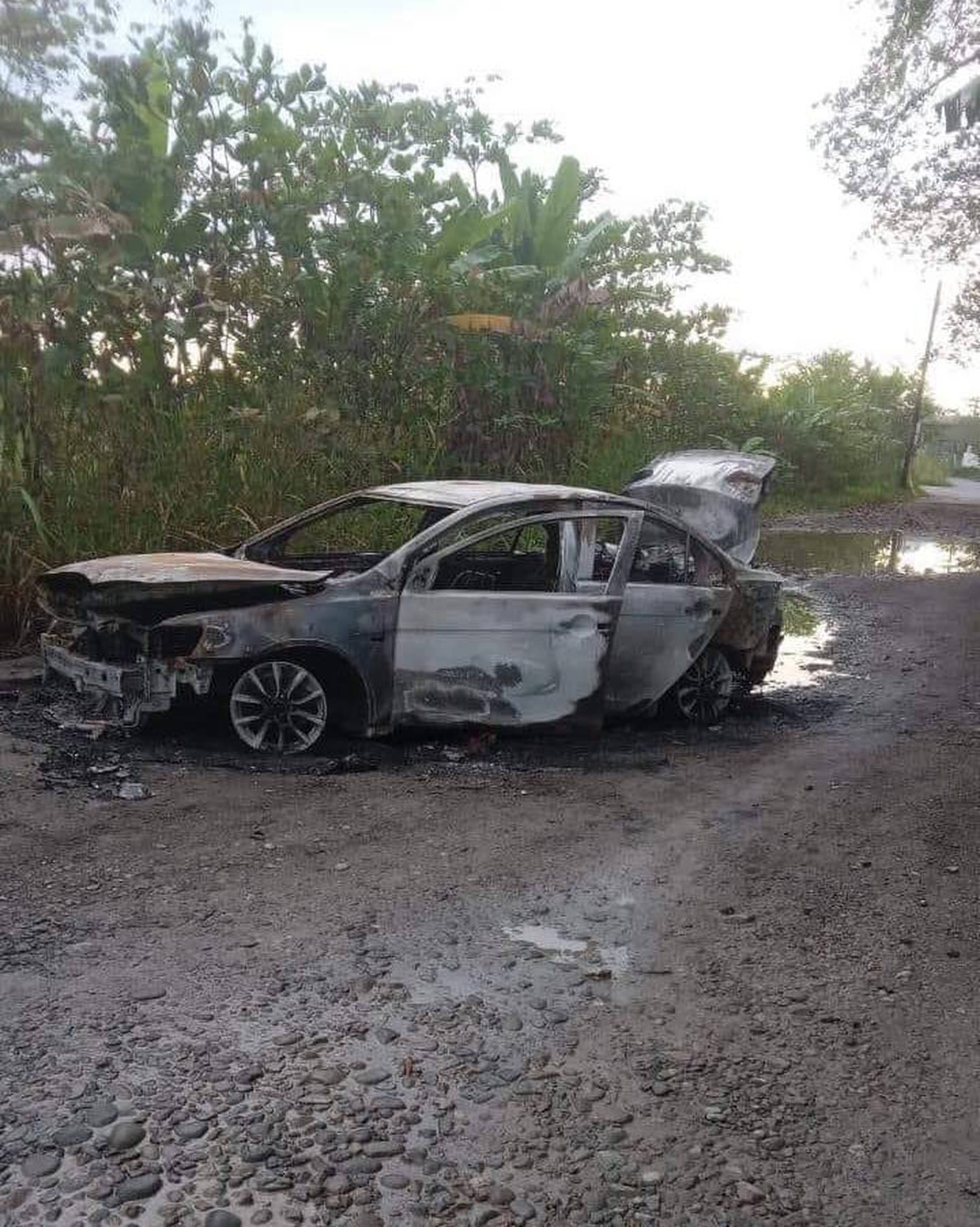 A tres kilómetros de una casa que agarraron a balazos en Moín, Limón hallaron cuatro carros quemados que en apariencia habrían participado en el tiroteo. Foto: Cortesía para LT