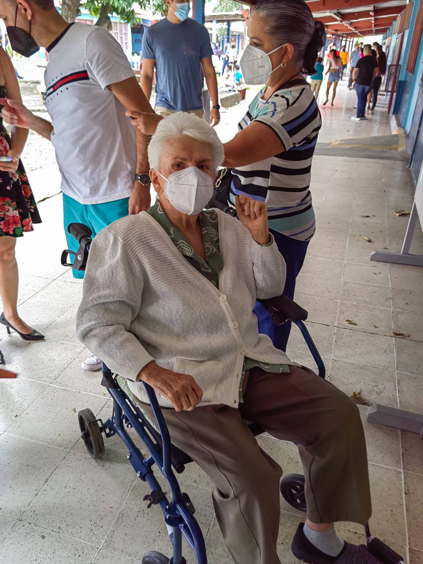 María Marta Gutiérrez, quien a sus 81 años se puso su mascarilla, cumplió con los protocolos higiénicos y le dijo a su familia: “Vamos a votar que la patria nos llama”.