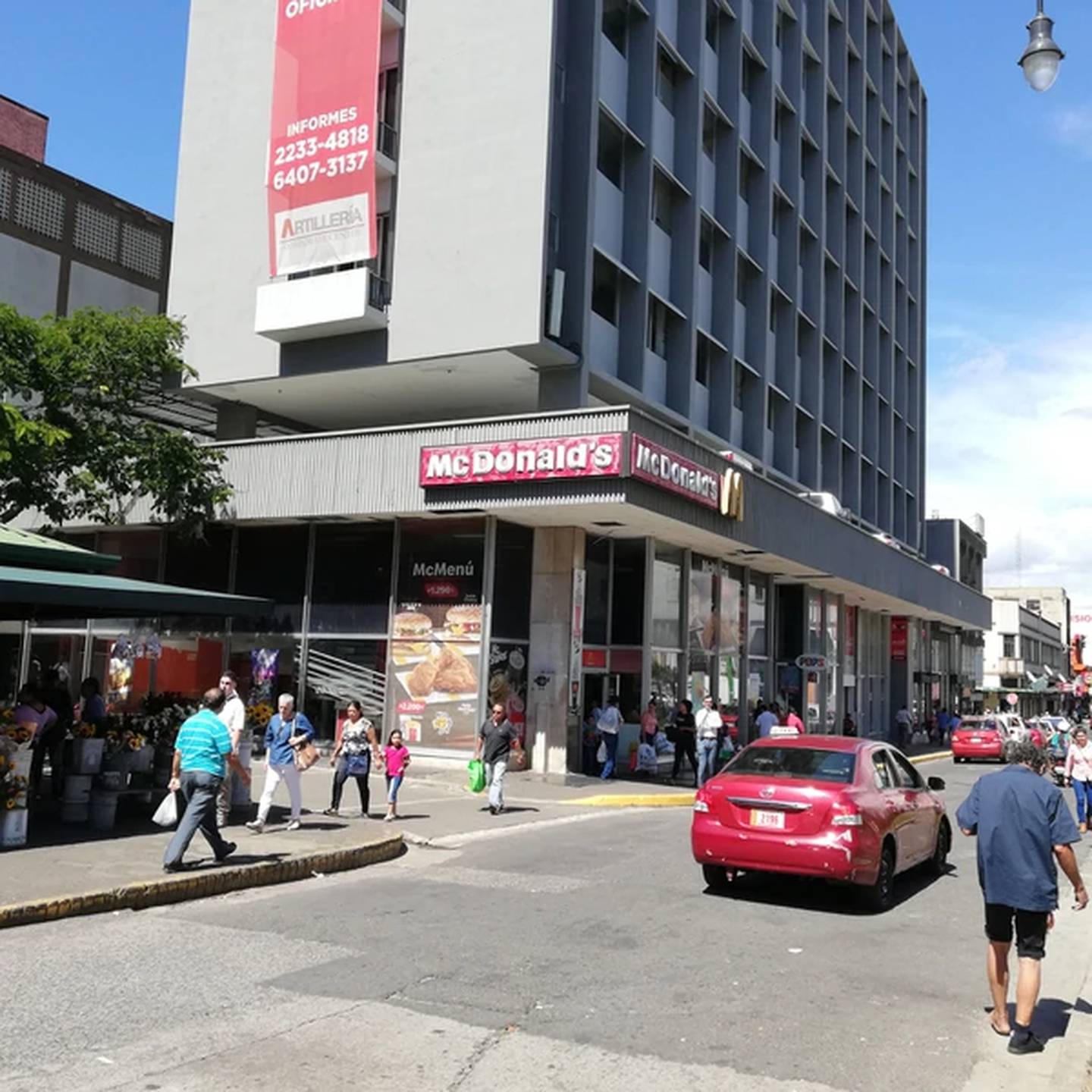KFC inauguró su restaurante 45 en la esquina que por casi 50 años fue de McDonald's a la par de tiendas La Gloria