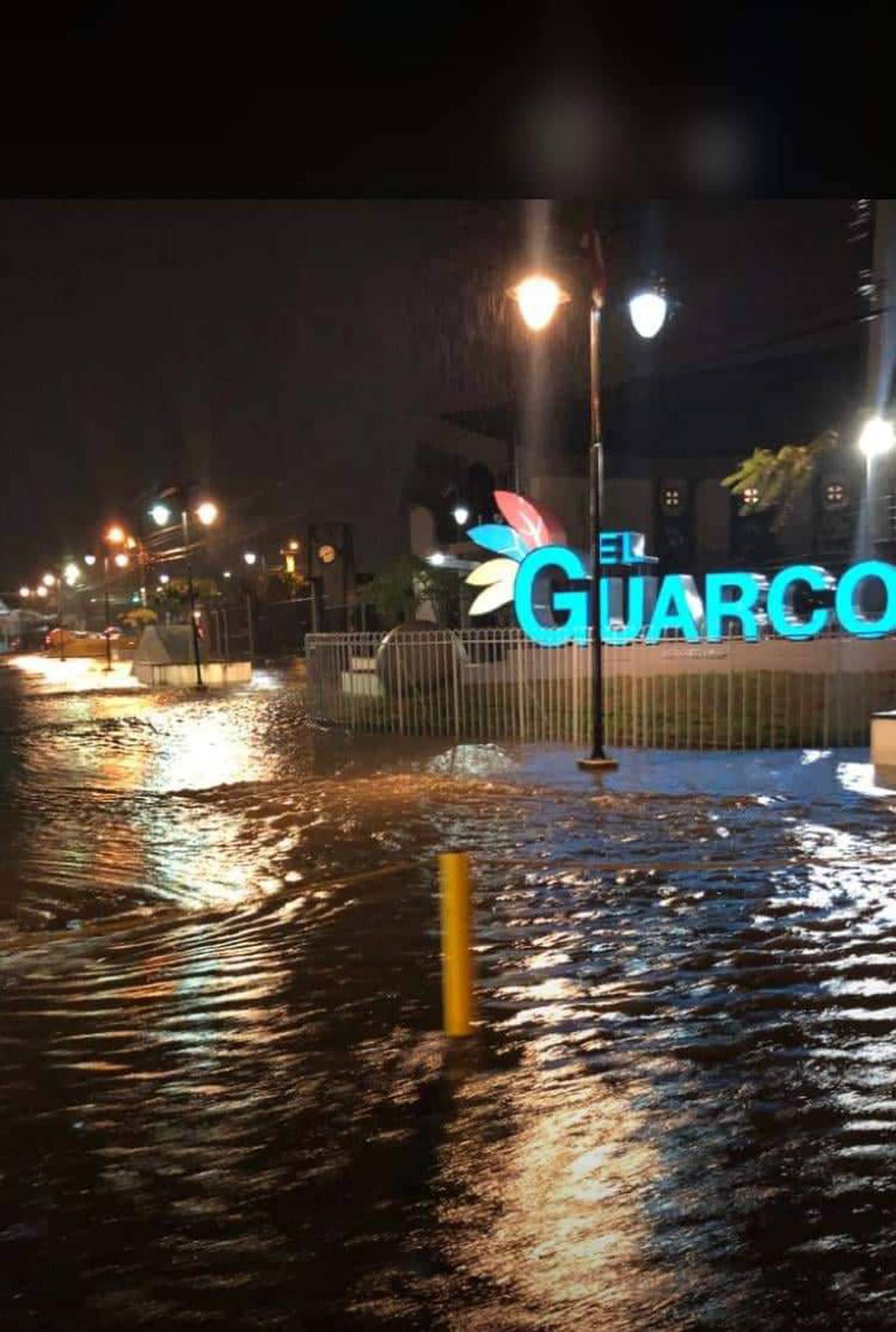 Aguaceros provocan inundaciones por alcantarillas tapadas en Cartago. Foto Keyna Calderón.