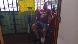 Joven papá superó el cáncer y ahora trata de salvar su pierna para luchar por su familia
