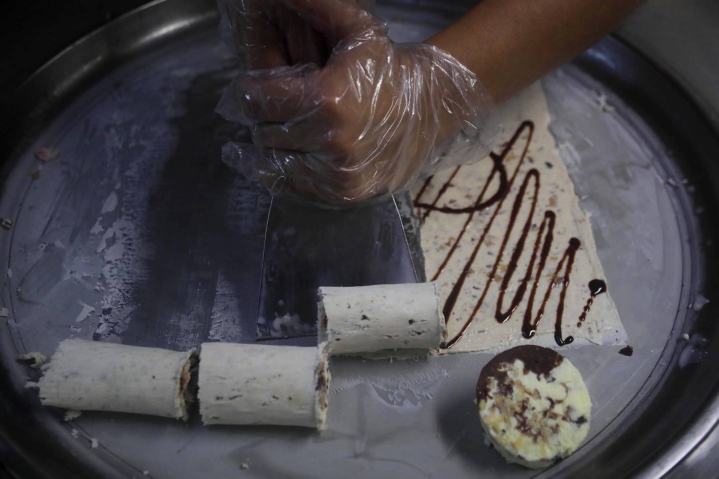 24/08/2023    San Pedro. En Mr. S Heladeria le preparan helados en rollo casi que de el o los sabores que se le antojen, incluso de Cacique.