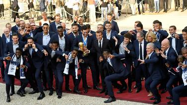 Francia lució la Copa del Mundo por los Campos Elíseos