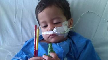 Papás de bebé que tomó potasa necesitan ayuda para visitarlo en el hospital   