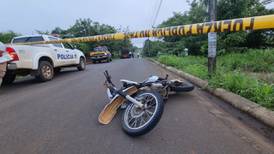 Motociclista muere en choque contra cerca 