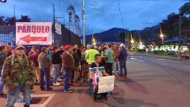 ¡Piñazos! Bronca en Alajuelita entre productores y alcalde por Feria del Agricultor