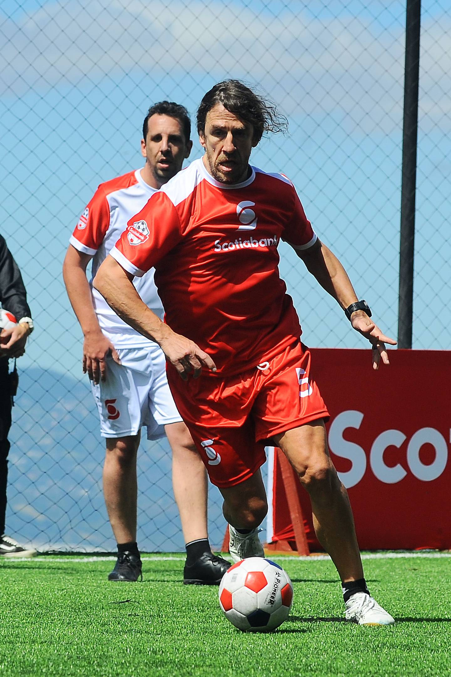 Carles Puyol visita Costa Rica y juega con periodistas