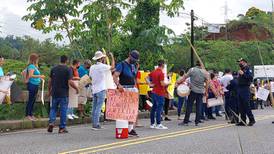 Comerciantes y vecinos de Golfito protestan contra Judesur por licitación de locales (video)
