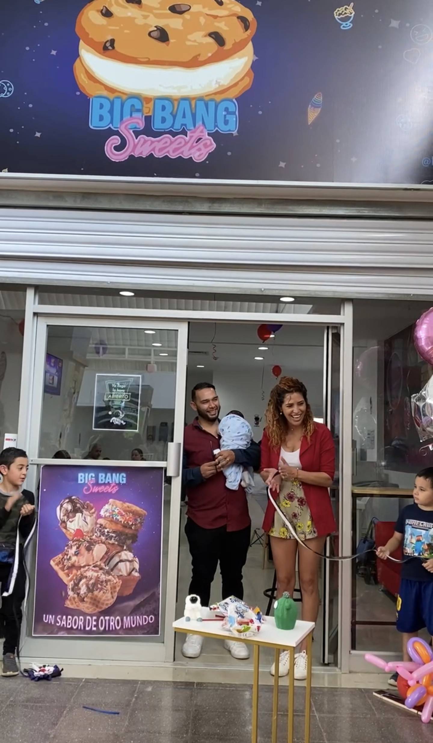 Pareja de emprendedores en Grecia se aventuran con heladería propia donde venden "palomitas de helado".