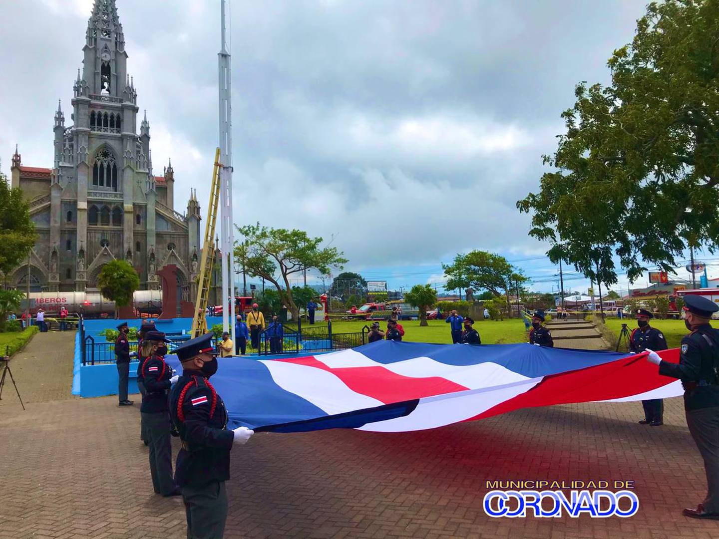La bandera más grande de Costa Rica se izó el pasado 1 de setiembre en Coronado a encargo del alcalde del cantón que cada año durante el mes de la patria emperifolla con blanco, azul y rojo diferentes zonas. Fue hecha por Banderas del Mundo.