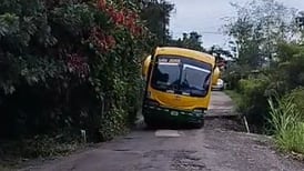 Vea la peligrosa maniobra que tienen que hacer los choferes de bus en una ruta de Desamparados
