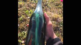 Hallan en Alaska mensaje en una botella 50 años después de que un marinero ruso lo envió