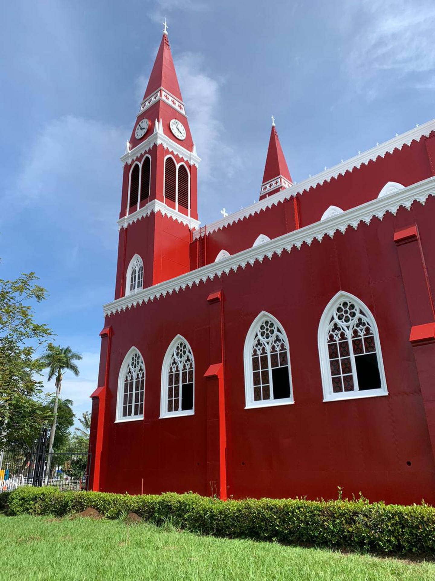 La famosa iglesia de Grecia luce un rojo mucho más coqueto y vivo.