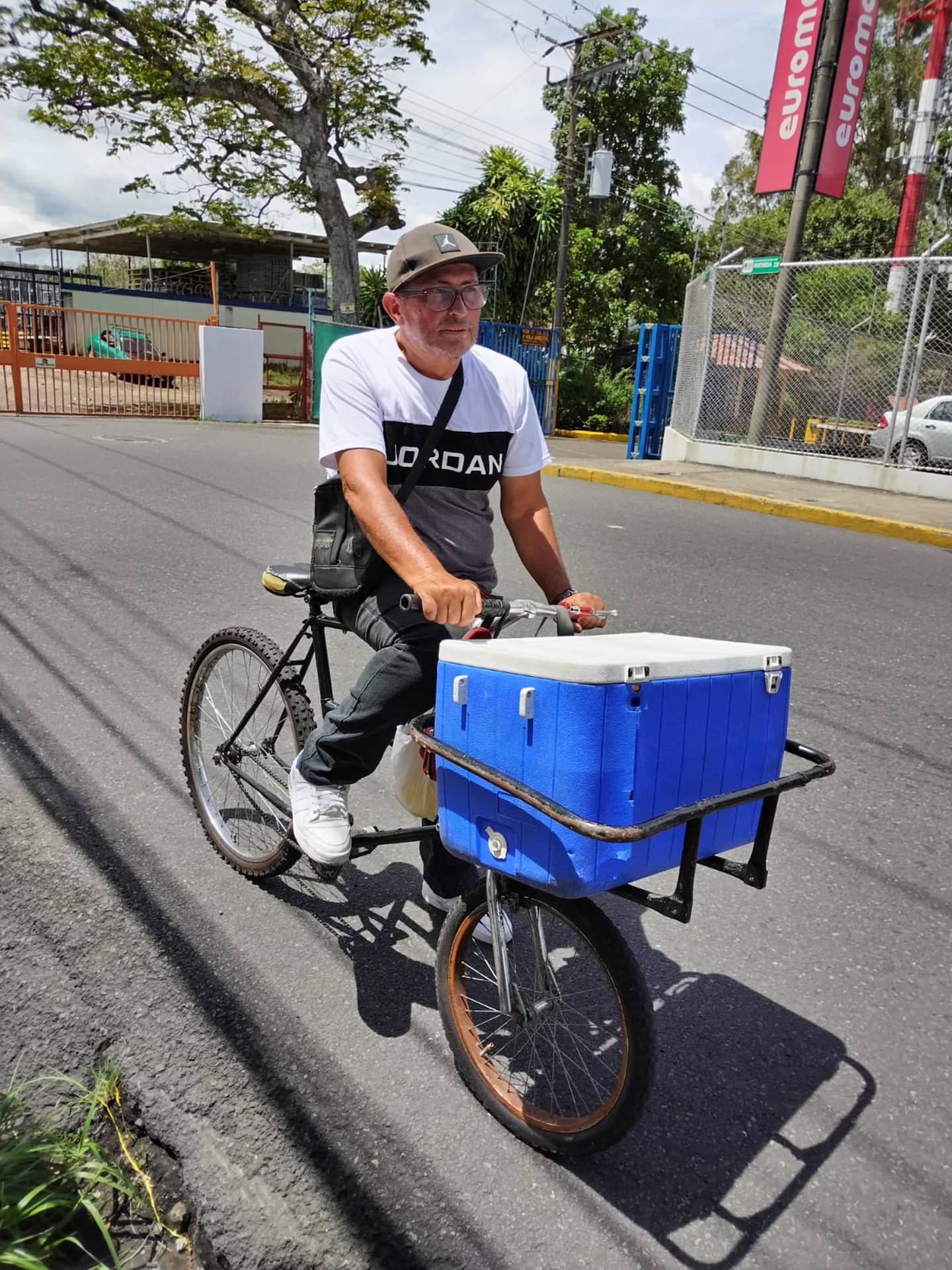 Johnny Molina Coto tiene 47 años y desde hace 30 trabaja sobre la misma bicicleta que compró de segunda en 30 mil colones porque la tenían sin uso en el mercado Borbón.