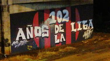 Saprissistas dañan mural en honor a los 102 años de la Liga 