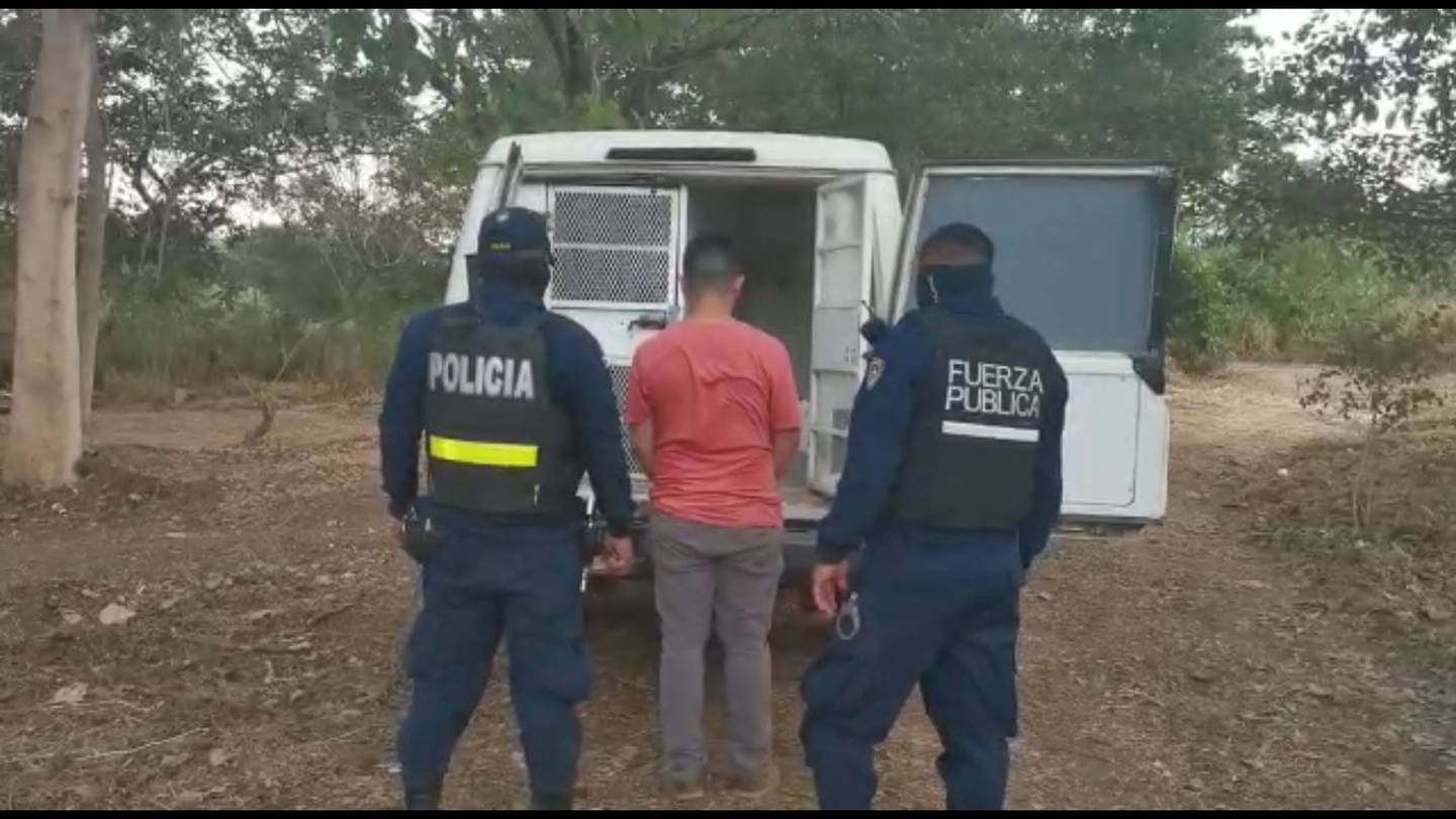 Fuerza Pública interviene gallera clandestina en Santa Cruz de Guanacaste. Foto cortesía Guana Noticias.