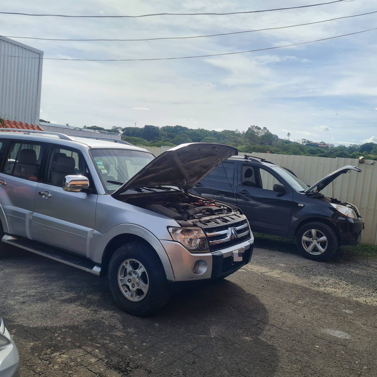 Los dos carros estaban escondidos en una propiedad en Tuetal Norte de Alajuela. Foto OIJ.