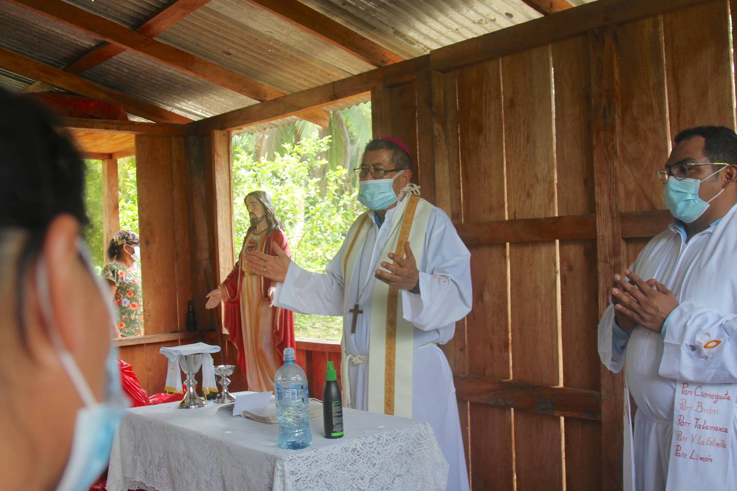 Una carreta llena de diarios de comida empujada por monseñor Javier Román, obispo de Limón, anunció a las familias de Isla Calero, que la iglesia católica estaba llegando con una imagen del Sagrado Corazón de Jesús, el patrono desde el 28 de mayo del 2021