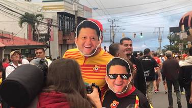 Aficionados heredianos vueltos locos: venden máscaras de Jafet Soto en el estadio
