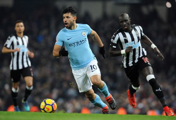 El Newcastle juega en la Premir League inglesa, actualmente ocupa la posición 13 entre 20 equipos. Foto: AP.