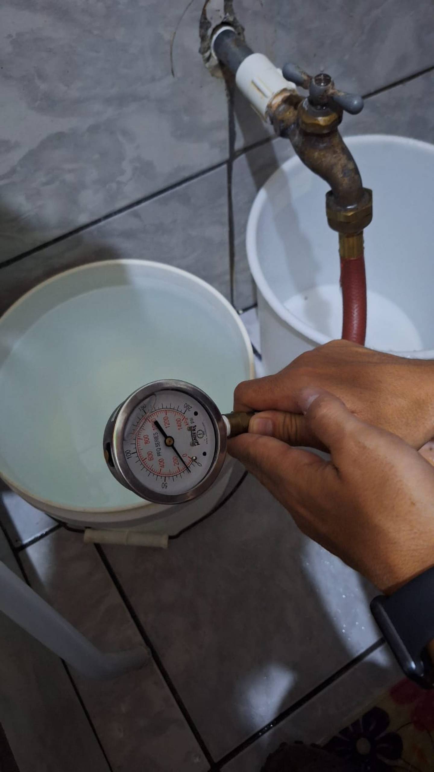 A los vecinos de Zapote les llegaron a medir la presión del agua y confirmaron que casi no reciben líquido.