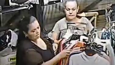 Video: ¡Bien grabadas! Sospechosas de robar ropa de tienda fueron captadas por cámaras 