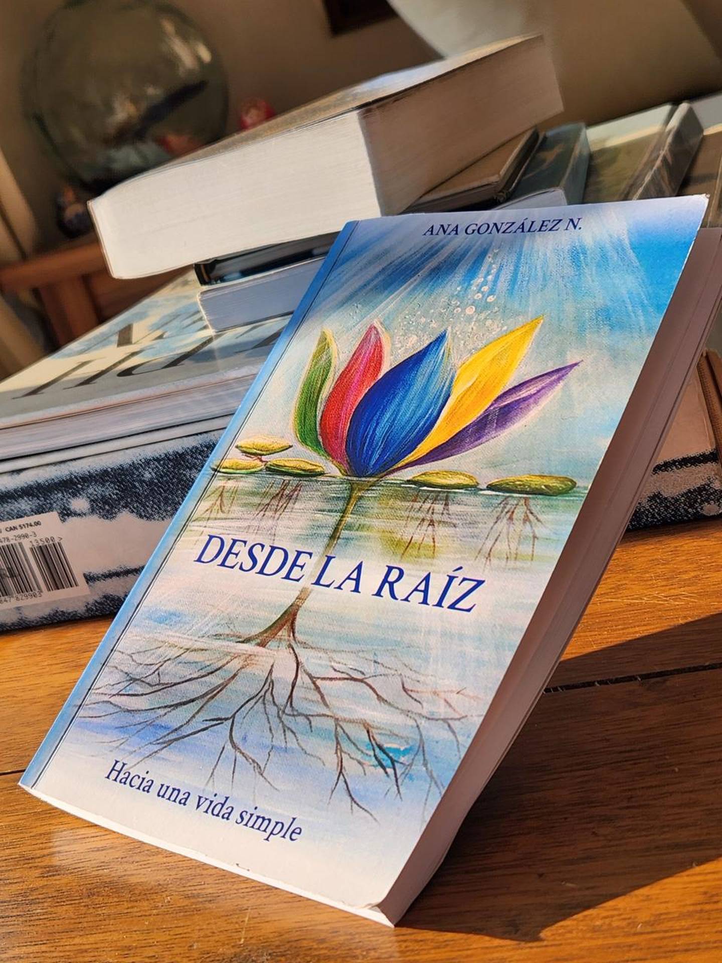 La periodista costarricense, Ana González, publicó un libro que se llama “Desde la raíz. Hacia una vida simple”, el cual, como ella misma dice, fue hecho por “un compromiso con Dios”.