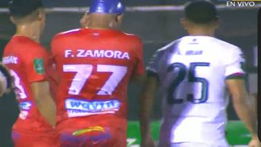 ¿Qué hace Frank Zamora jugando fútbol con una gorra de natación?