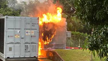 Rayo provocó incendio al caer en un panel de transformadores de Recope 