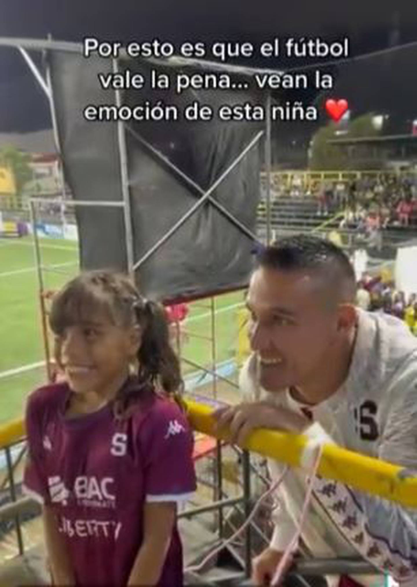 Alondra, la niña que conoció a jugadores del Saprissa, el domingo en el juego contra Guadalupe. Captura de pantalla.