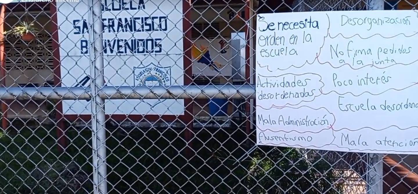 Este viernes 22 de setiembre varios papás tomaron la decisión de cerrar los portones de la Escuela San Francisco en San Isidro de Heredia para no permitir que se impartieran lecciones.