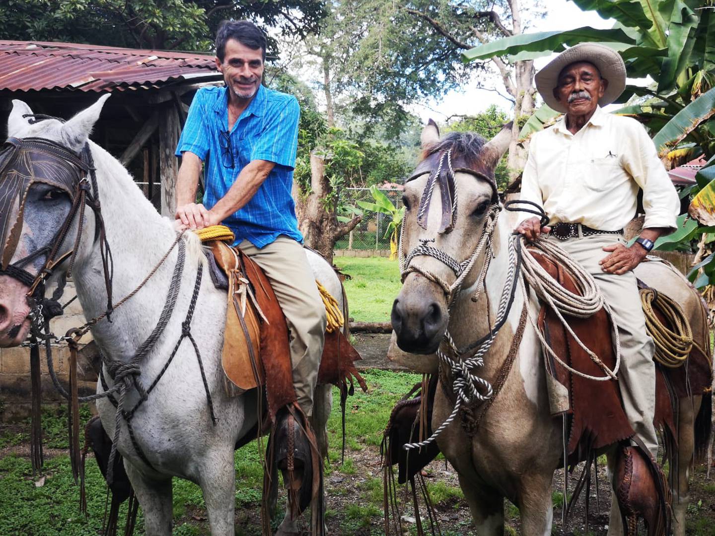 Costarricenses de 100 o más años de Guanacaste serán protagonistas de una serie-documental de Netflix que tratará el tema de las zonas azules del planeta Tierra. Una de esas zonas es la Península de Nicoya.  En la foto a caballo, Jorge Vindas (izquierda) y José Ramiro Guadamuz Chavarría de 102 años.