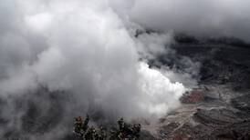 Tírese la erupción del volcán Poás