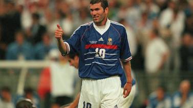 Subastarán la camiseta que Zinedine Zidane usó en la final del Mundial de 1998