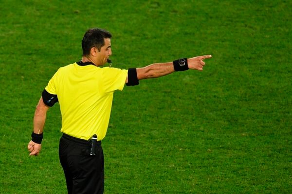 El central uzbeko Ravshan Irmatov, señala pecosa al centro y da por válido el gol de España para el 2-2 contra Marruecos, luego de revisar el VAR. La Furia Roja terminó de primera en su grupo gracias a la tecnología mundialista. AFP