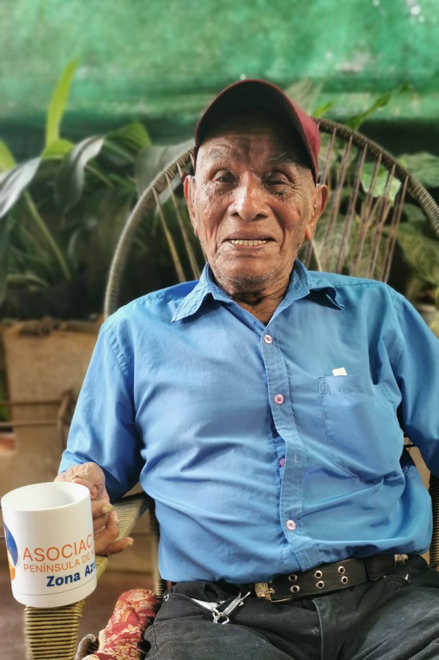 Don José Flores Flores, a sus 115 años es el papá más longevo de Costa Rica que celebrará el 18 de junio del 2023 el Día del Padre. Don José nació el 11 de julio del 2007 en Las Lajas de Cañas, Guanacaste. Desde ya hace un buen pocotón de años vive en Santa Rosa de Pocosol que queda en San Carlos.