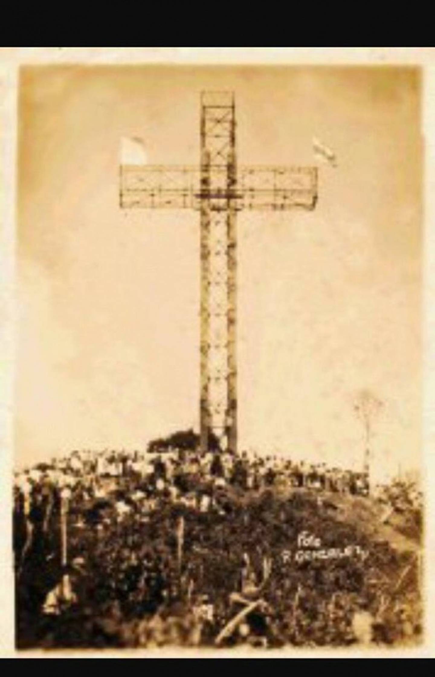 La cruz alajueliteña está ubicada en el cerro San Miguel, a 2.036 metros sobre el nivel del mar. Mide 26 metros de alto y tiene 11 metros de ancho, su base es de concreto; mide 5,50 metros de lado y 3,50 metros de profundidad. Fue inaugurada el 8 de julio de 1934 por el sacerdote Rosendo Valenciano.