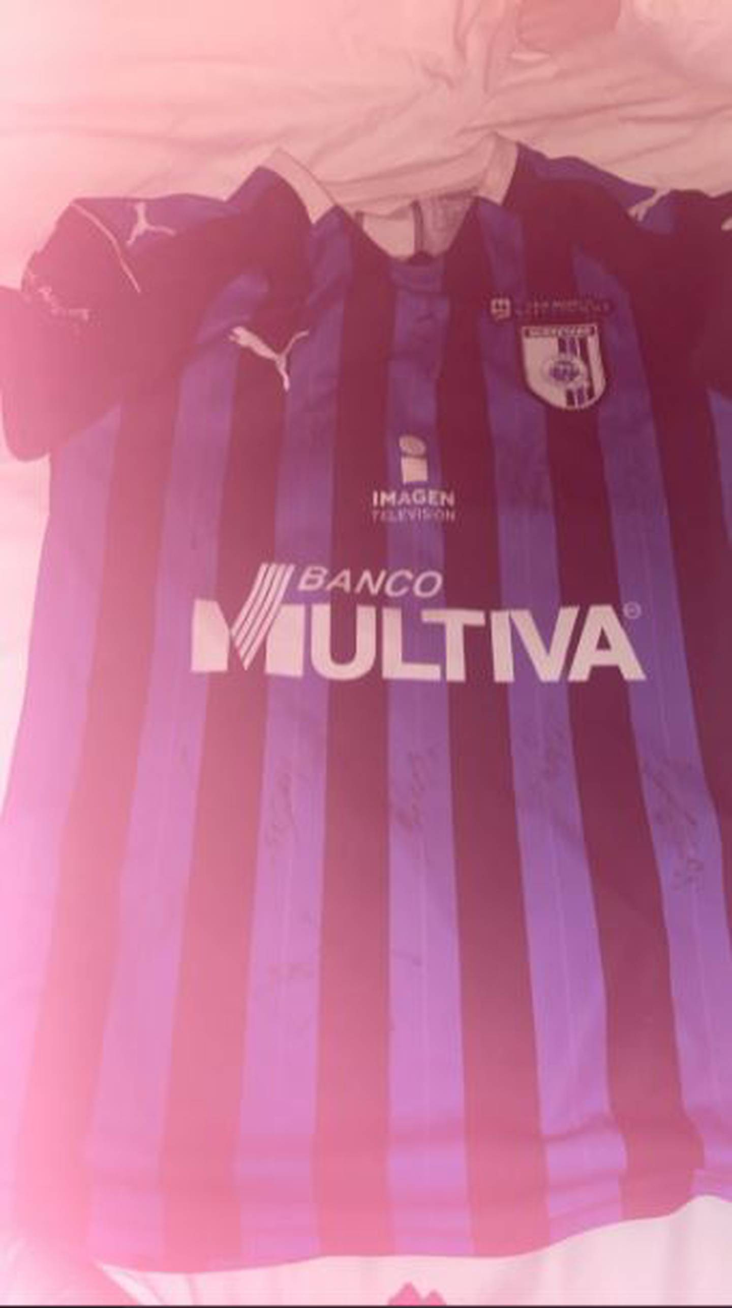 Aficionado de Querétaro regaló camisa a hincha del Atlas. Twitter.