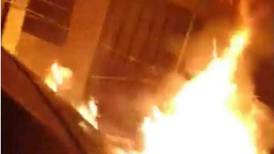 (Video) Indignación por quema de colchones frente a centro de atención de COVID 