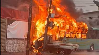 Incendio causado por choque entre bus y camión deja como saldo un fallecido y tres heridos 