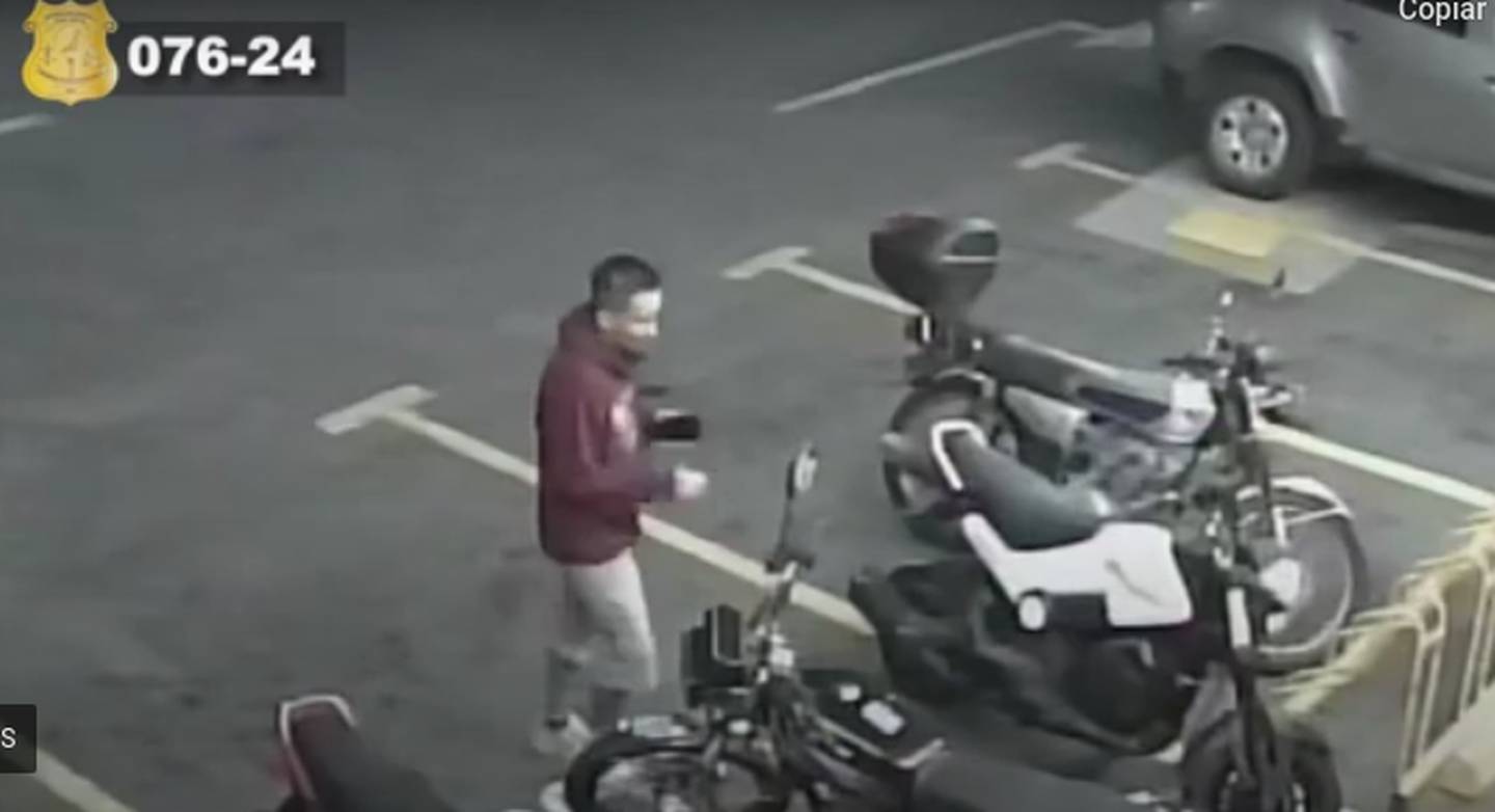 Si usted reconoce a este hombre llame a la línea confidencial 800 8000 645 del OIJ pues es buscado por robar una moto en Moravia, San José. Foto: OIJ