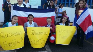 Papás indignados por falta de maestra cierran escuela Quebradas en Tambor de Alajuela 