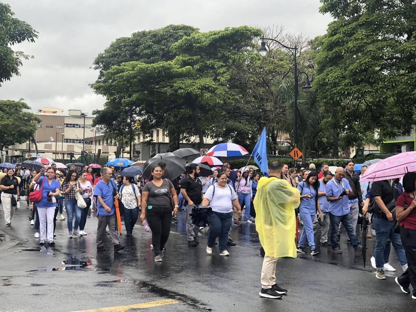 Los sindicatos del sector salud le mandaron una muy clara advertencia al presidente Rodrigo Chaves: o los escucha o se viene una huelga indefinida de los trabajadores de la Caja Costarricense de Seguro Social (Caja).