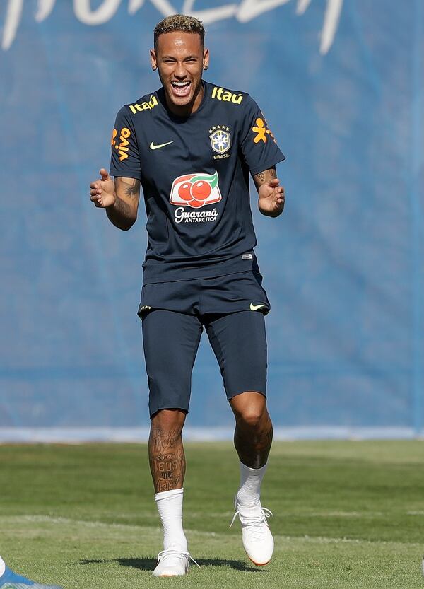Neymar dejó el teatro del juego ante los ticos y este domingo entrenó muy sonriente en Sochi. (AP Photo/Andre Penner)