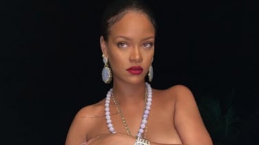 Rihanna se metió en una bronca por tomarse foto sin brasier y con un dios colgando