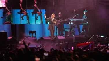 (Videos) La Teja captó momento único: Luis Miguel se da baño de pueblo al terminar concierto en Costa Rica